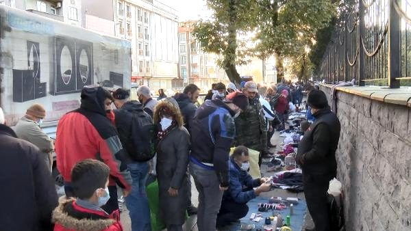 Bayrampaşa'da Sosyal mesafe hiçe sayıldı.. İşte o görüntüler... 8 bayrampasa da kaldirimi pazar yerine cevirdil 4 13721562 o