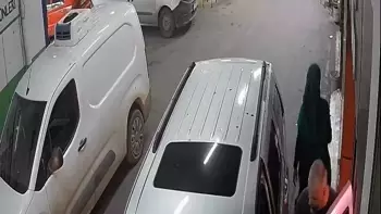 Bayrampaşa’da park etmeye çalıştıkları cip hızla geri gidince kadını metrelerce sürükledi
