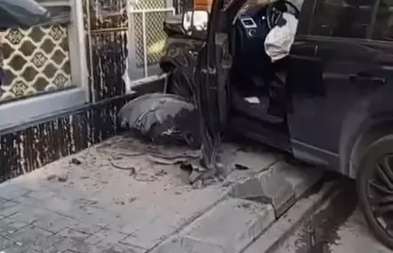 Bayrampaşa’da cip binaya çarptı; bir kişi altında kalmaktan son anda kurtuldu