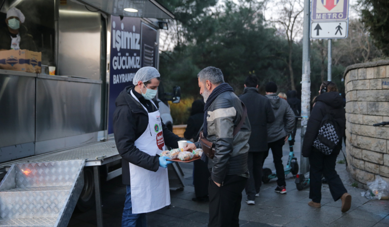 Bayrampaşa Belediyesi’nden sıcak çorba ikramı