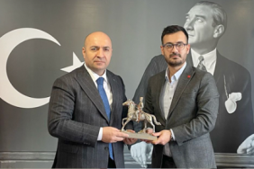 Bayrampaşa Kaymakamı Abdullah Çiftçi, ilçedeki siyasi partilere iadei ziyaretler gerçekleştirdi. 142 chp