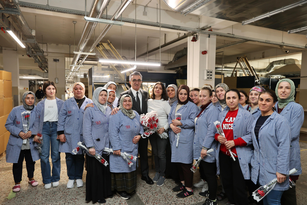 Başkan Mutlu’dan 8 Mart’ta 129 kadına 129 karanfil 11 8 mart bayrampasa