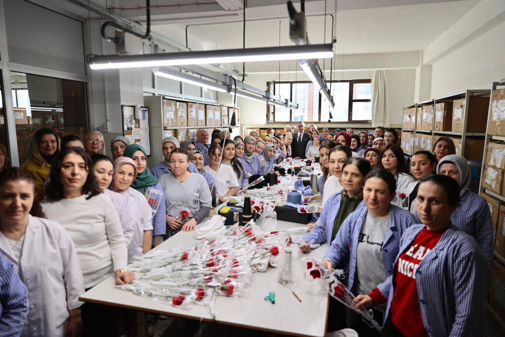 Başkan Mutlu’dan 8 Mart’ta 129 kadına 129 karanfil 10 8 mart hasan mutlu