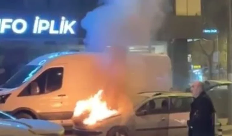 Bayrampaşa’da alev alev yanan araca vatandaşlar müdahale etti