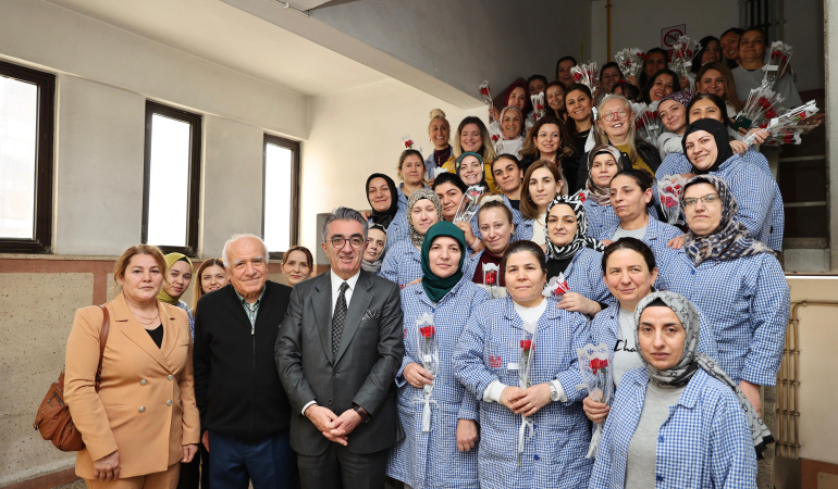 Başkan Mutlu’dan 8 Mart’ta 129 kadına 129 karanfil
