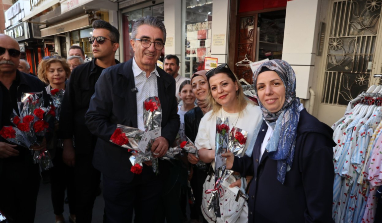Başkan Hasan Mutlu, Bayrampaşa’da annelere karanfil dağıttı
