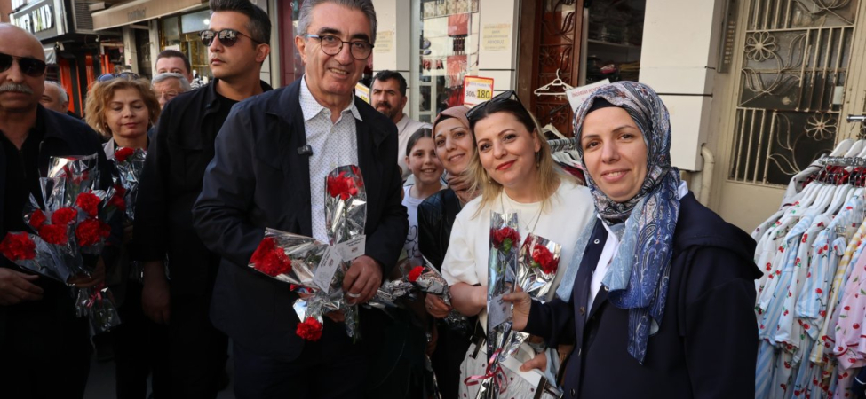 BAYRAMPAŞA'DA Anneler Günü Karanfil Dağıtımı