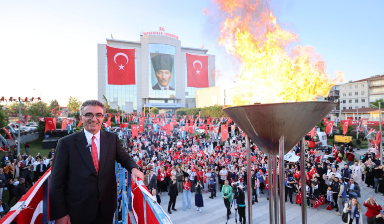 Bayrampaşa’da 19 Mayıs Coşkusu: Özgürlük ve Demokrasi Meşalesi Yakıldı