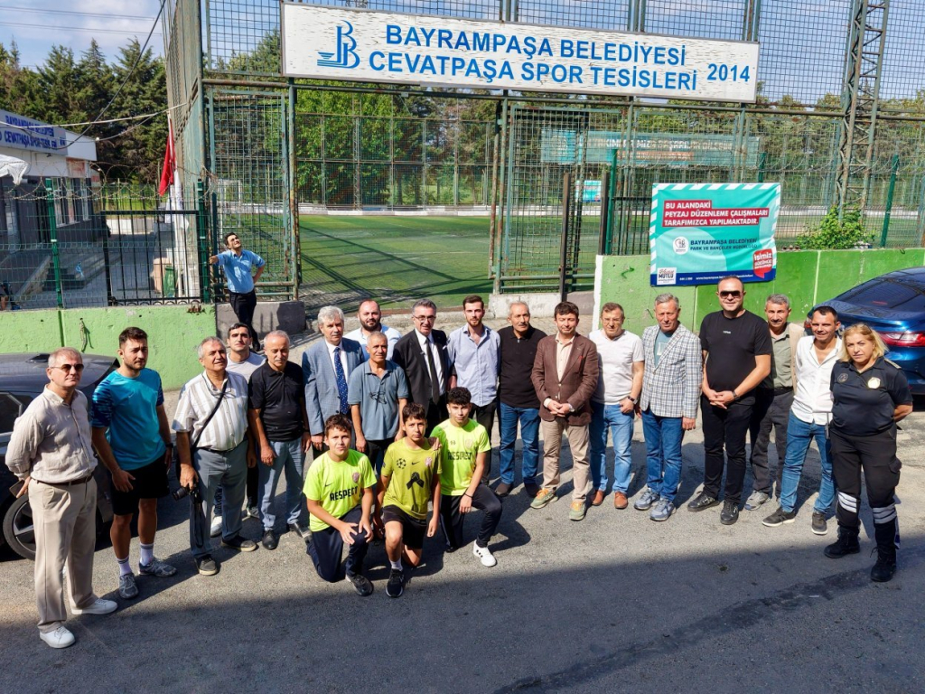 Bayrampaşa Belediyesi, ilçedeki spor alanlarını yenileme çalışmaları kapsamında çim sahaları baştan aşağı yeniliyor. İlk adım, uzun süredir bakım yapılmayan Cevatpaşa Spor Tesisleri’nde atıldı.