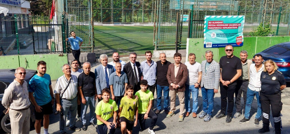 Bayrampaşa Belediyesi, ilçedeki spor alanlarını yenileme çalışmaları kapsamında çim sahaları baştan aşağı yeniliyor. İlk adım, uzun süredir bakım yapılmayan Cevatpaşa Spor Tesisleri’nde atıldı.