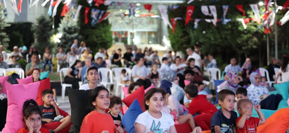 bayrampaşa'da çocuklara özel açık hava sineması