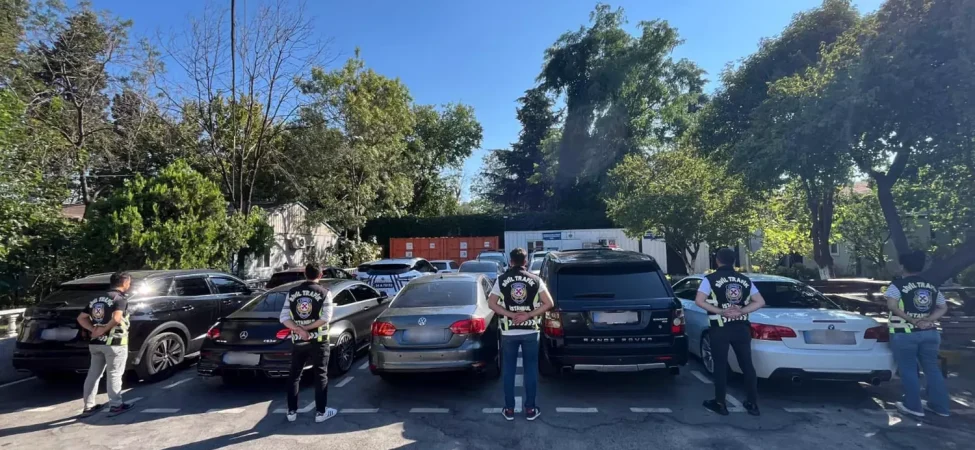 Bayrampaşa'da konvoy yaparak trafiği tehlikeye düşüren 9 sürücüye cezai işlem uygulandı. 12 bayrampasada-konvoy-yapar-316