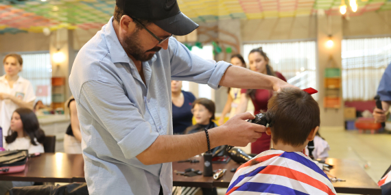 Bayrampaşa Belediyesi’nden Miniklere Okul Öncesi Saç Kesim Hediyesi