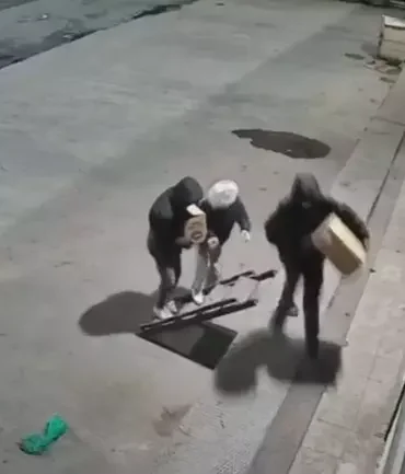 Bayrampaşa'da kafasına şeffaf poşet geçirip güvercin çalan şüpheliler kamerada 131 bayrampaşa