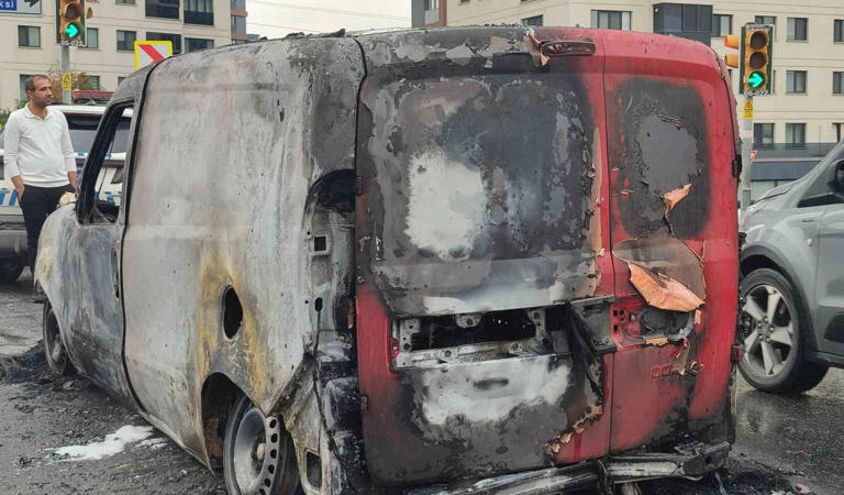 Bayrampaşa’da alev alev yanan araçtan geriye demir yığını kaldı... 18 bayrampaşa otomobil yangnı