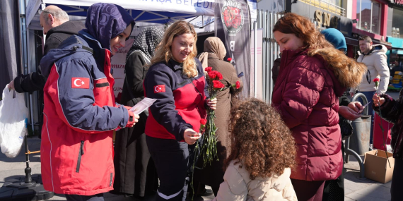 Bayrampaşa’da 8 Mart’ta kadınlara karanfil dağıtıldı