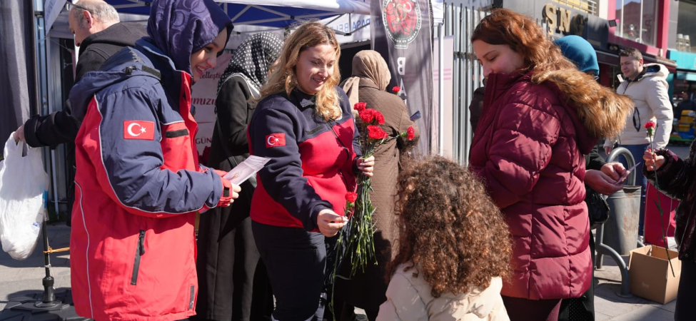 Bayrampaşa’da 8 Mart’ta kadınlara karanfil dağıtıldı 4 8 mart 2026 bayrampaşa karanfil dağıtımı (1)