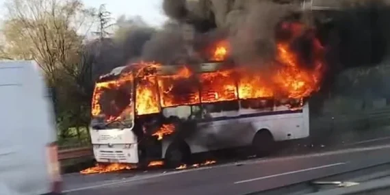 Bayrampaşa’da servis midibüsü alev alev yandı