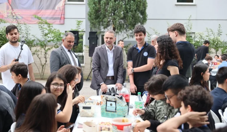 Bayrampaşalı öğrenciler Dolmabahçe Sarayı’nda tarihle buluşuyor