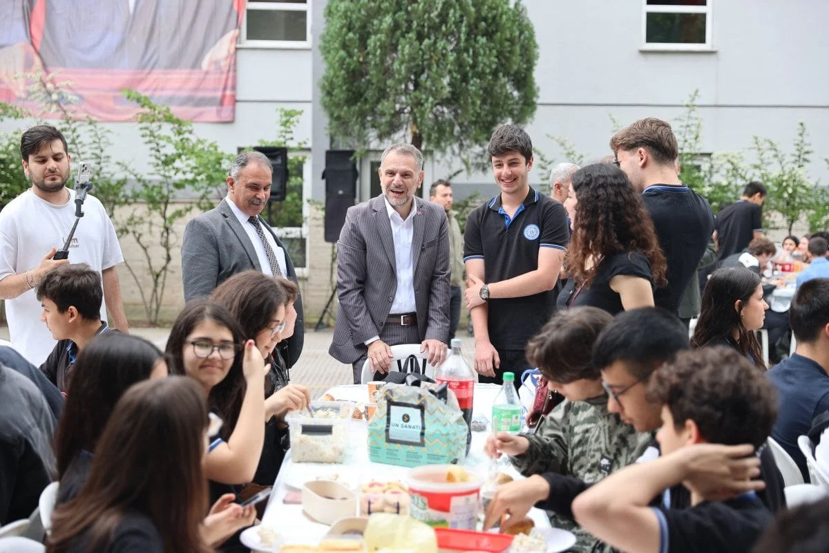Bayrampaşalı öğrenciler Dolmabahçe Sarayı’nda tarihle buluşuyor 23 Bayrampaşalı öğrenciler Dolmabahçe Sarayı’nda tarihle buluşuyor 3