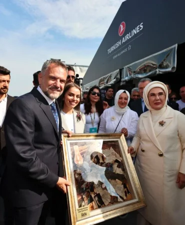 İbrahim Akın'dan Emine Erdoğan'a anlamlı hediye: Sıfır Atık ruhunu yansıtan özel tablo takdim edildi. 10 İbrahim Akın'dan Emine Erdoğan'a anlamlı hediye