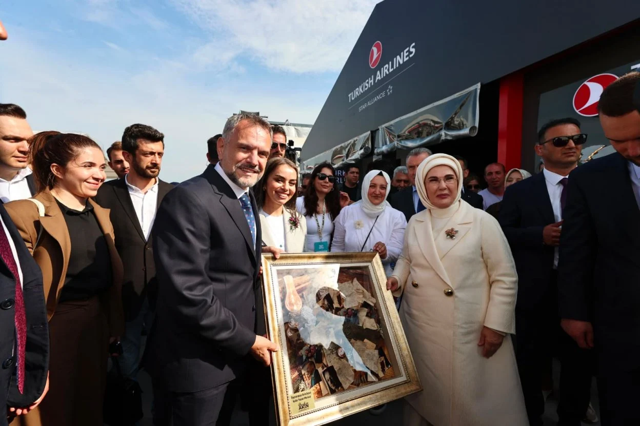 İbrahim Akın'dan Emine Erdoğan'a anlamlı hediye: Sıfır Atık ruhunu yansıtan özel tablo takdim edildi. 31 İbrahim Akın'dan Emine Erdoğan'a anlamlı hediye