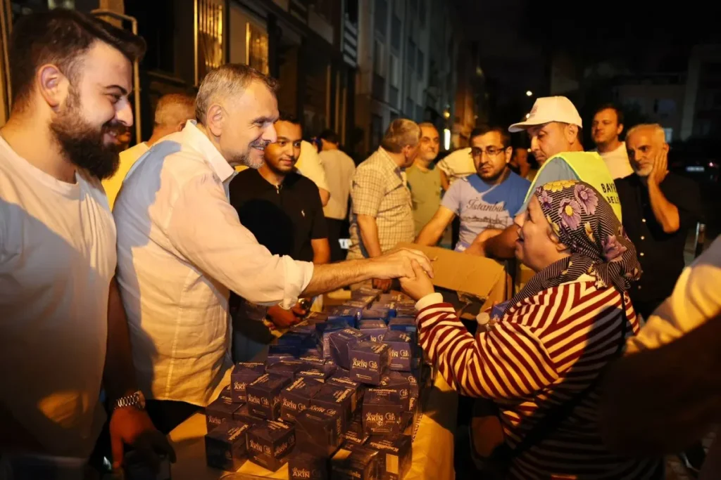 Bayrampaşa'da Mevlid Kandili İkramı: Başkan Vekili Akın Cemaatle Buluştu 5 bayrampasa belediyesi mevlid kandili simit dagitimi ibrahim akin 2