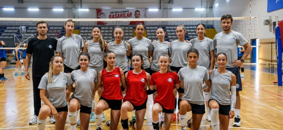 Bayrampaşa Belediyespor Voleybol Altyapı Takımı sporcuları yeni sezon hazırlık maçında.