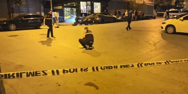 Bayrampaşa Cevatpaşa Mahallesi'nde bir kafeye düzenlenen silahlı saldırı sonrası polis ekiplerinin olay yeri incelemesi.