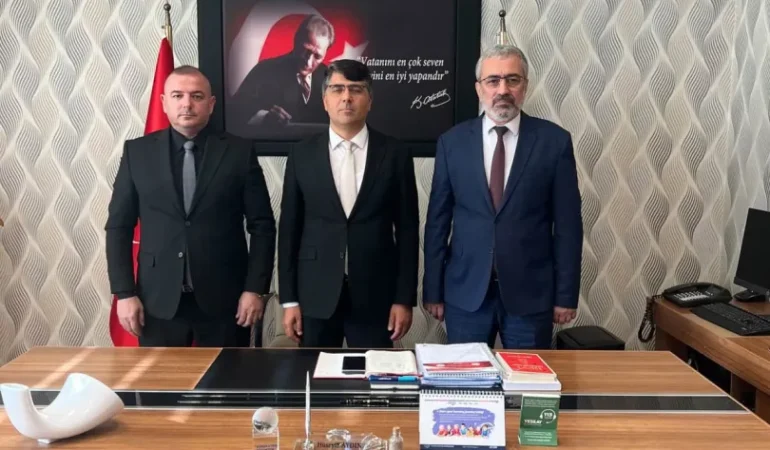 MHP Bayrampaşa heyetinden İlçe Milli Eğitim Müdürü Hüseyin Aydın’a hayırlı olsun ziyareti