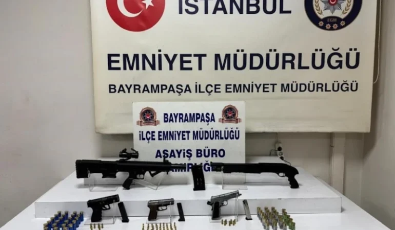 Bayrampaşa’da evine operasyon düzenlendi: 5 ruhsatsız silah ele geçirildi